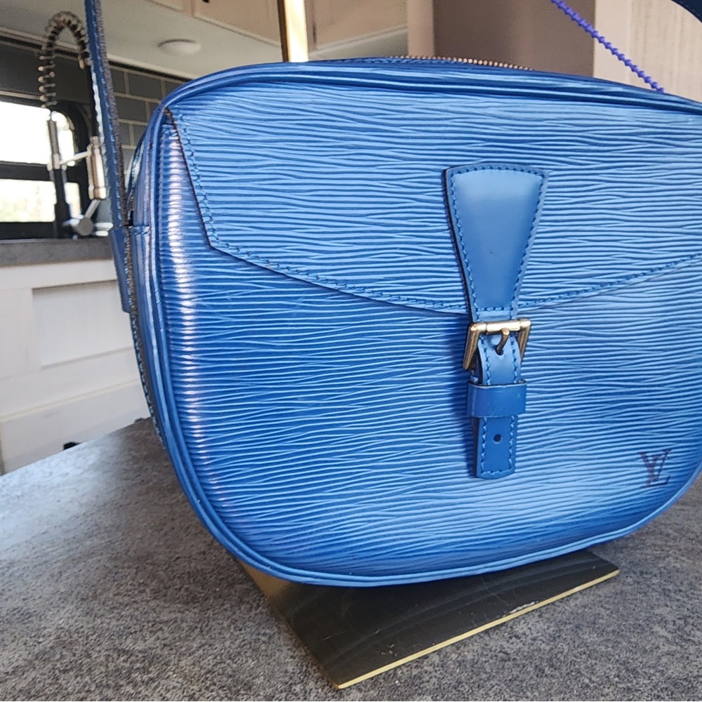 Louis Vuitton June Fille Epi Crossbody Bag - Picture 4 of 16